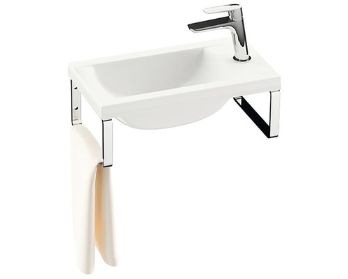 Umyvadlo s baterií, ručníkem a nástěnným držákem