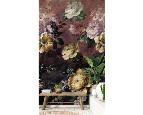 Obývací pokoj s květinovou tapetou, dřevěnými lavicemi a hrnkovými rostlinami pro útulnou atmosféru