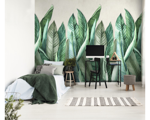Ložnice s fototapetou s motivem listů, postelí a psacím stolem