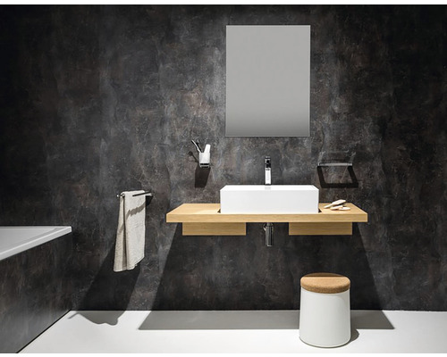 Koupelna s umyvadlem, zrcadlem, držákem na ručníky, stoličkou a tmavým obkladem stěn