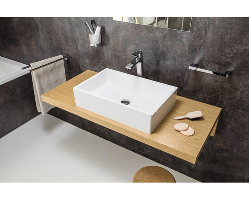 Koupelna s obdélníkovým umyvadlem na dřevěné polici, baterie a doplňky