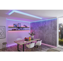 Jídelna s jídelním stolem, židlemi, policemi a LED osvětlením pro světlou a moderní atmosféru