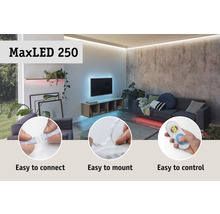 LED pásek MaxLED 250 v obývacím pokoji se snadným připojením, montáží a ovládáním pomocí dálkového ovladače.