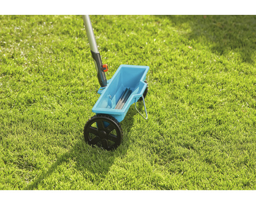 Rozmetadlo na trávníku