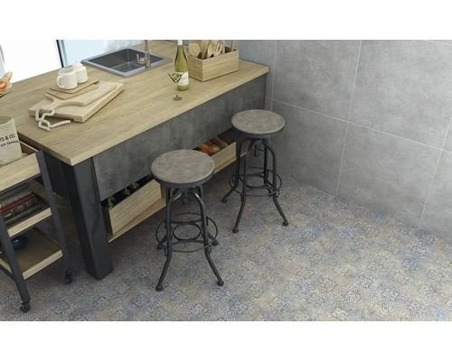 Kuchyňská scéna s kuchyňským ostrovem, dvěma barovými stoličkami a dlažbou