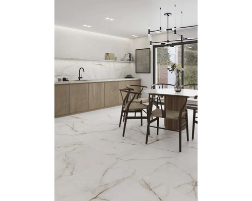 Světlá místnost s mramorovou podlahou, jídelním stolem a kuchyňským koutem pro moderní atmosféru.