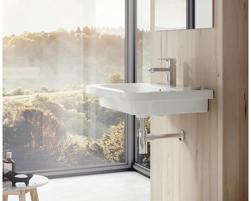 Moderní koupelna s umyvadlem, baterií a velkým oknem s výhledem do krajiny