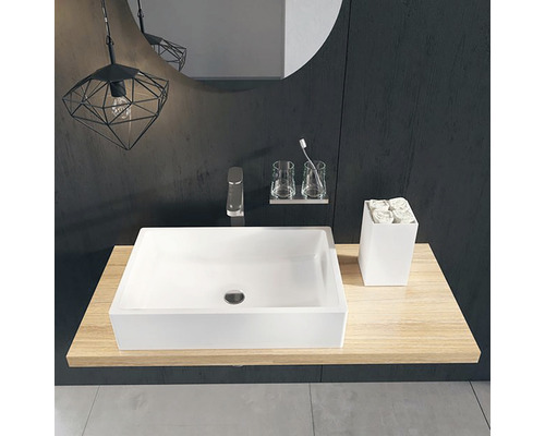 Umyvadlo v koupelně s baterií, zrcadlem a osvětlením