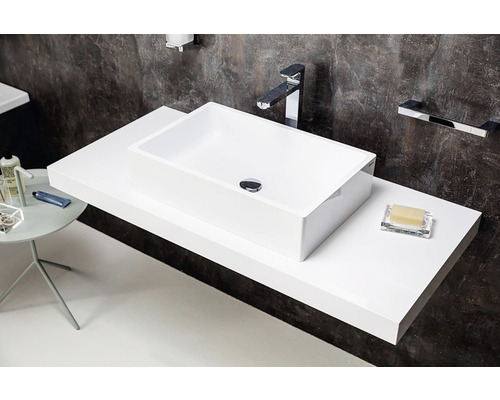 Moderní koupelna s bílou umyvadlovou deskou a umyvadlem na desku