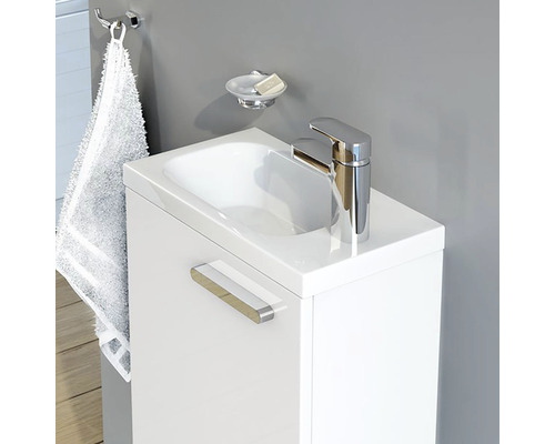 Umyvadlo s baterií, ručníkem a mýdlem