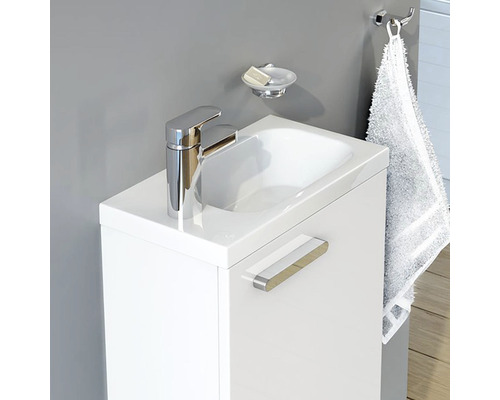 Malé umyvadlo se skříňkou, vodovodní baterií, mýdlenkou a držákem na ručníky