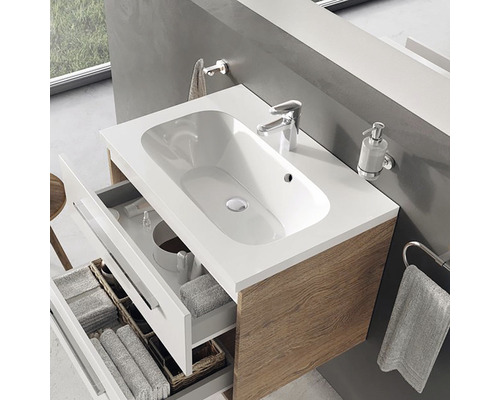 Koupelna s umyvadlovou skříňkou, umyvadlem, baterií, držákem na ručníky a otevřenými zásuvkami pro uložení