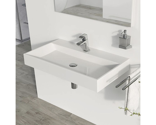 Moderní koupelna s obdélníkovým umyvadlem, baterií a držákem na ručníky