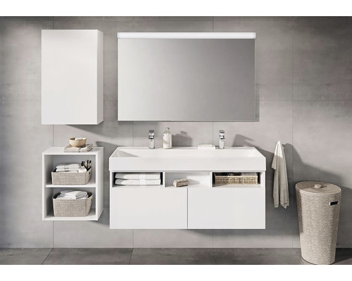 Moderní koupelna s umyvadlem, zrcadlem, spodní skříňkou a úložnými prvky.