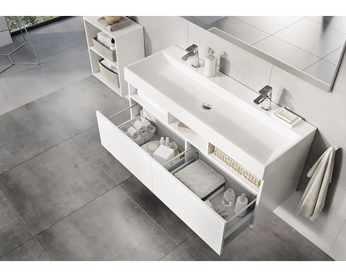 Světlá koupelna s umyvadlem, otevřeným prvkem zásuvky a úložným nábytkem