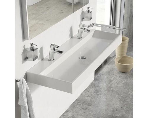 Koupelna s dvojitým umyvadlem, dvěma kohoutky a příslušenstvím