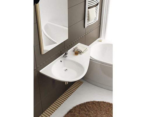 Moderní koupelna s umyvadlem, zrcadlem a vanou.