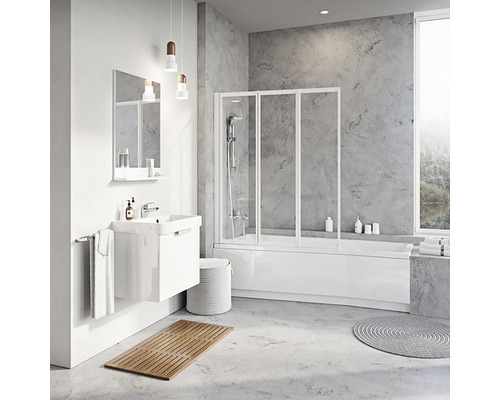 Moderní koupelna s vanou, sprchovou zástěnou, umyvadlem a zrcadlem