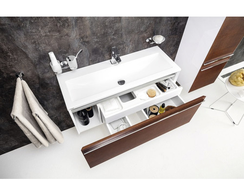 Koupelna s umyvadlovou skříňkou, otevřenou zásuvkou a doplňky