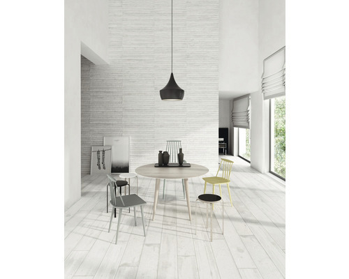 Světlá místnost s jídelním stolem, židlemi, závěsným svítidlem a stěnovými panely