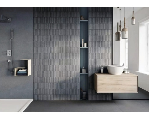 Moderní koupelna s šedými obklady stěn, umyvadlem a sprchou