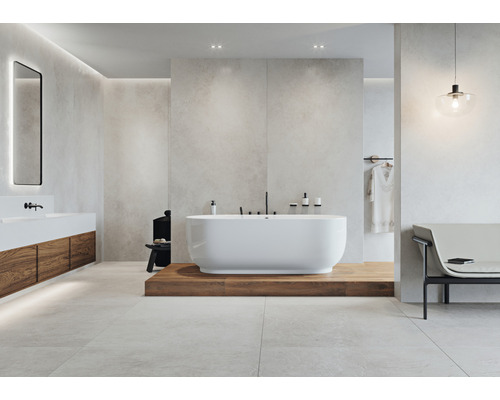 Světlá koupelna s volně stojící vanou, umyvadlem a lavicí