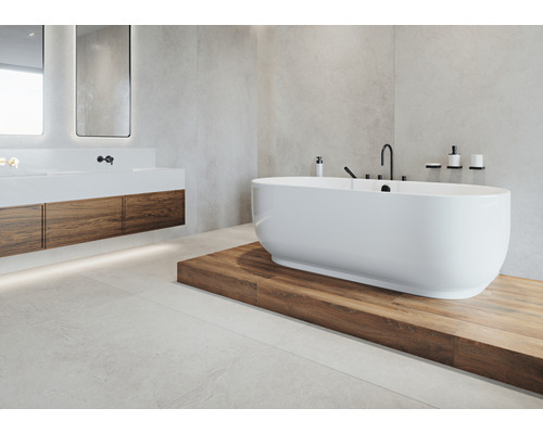 Světlá koupelna s volně stojící vanou na dřevěném podstavci a umyvadlovou skříňkou s dřevěnou spodní skříňkou