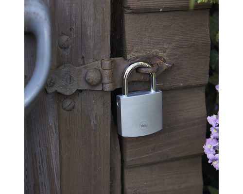 Visací zámek Yale Logo na dřevěných dveřích