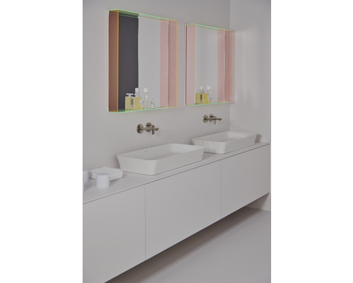 Koupelna se dvěma umyvadly na skříňce pod umyvadlo a dvě barevná zrcadla