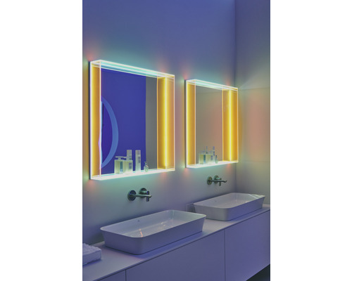 Koupelna se dvěma umyvadly a osvětlenými zrcadly