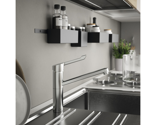 Kuchyňská scéna s dřezem, vodovodní baterií a poličkou na koření