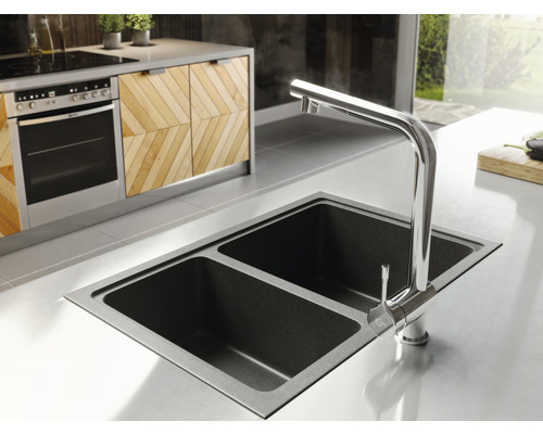 Kuchyňský dřez se dvěma komorami a baterií v moderní kuchyni