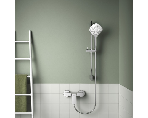 Koupelna s sprchovou baterií, sprchovou tyčí, ruční sprchou a držákem na ručníky