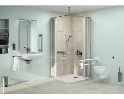 Bezbariérová koupelna se sprchou, umyvadlem a toaletou s madly.