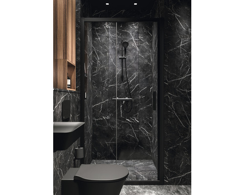 Koupelna s toaletou, umyvadlem, dřevěnou policí a sprchovým koutem s mramorovými stěnami