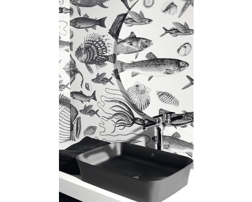 Moderní koupelnové umyvadlo s tapetou s motivem ryb a mušlí