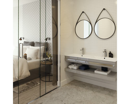 Světlá koupelna s dvojitým umyvadlem, zrcadly a ložnicí v pozadí