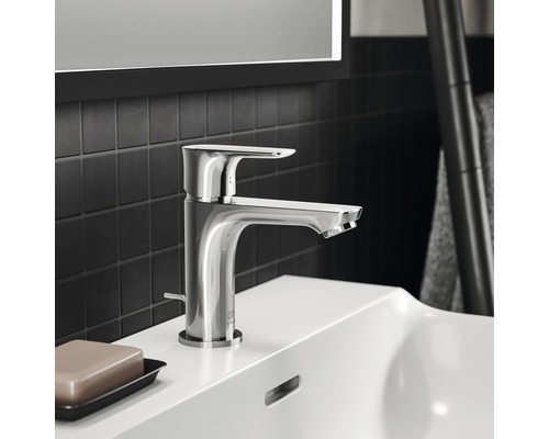 Chromovaná umyvadlová baterie na umyvadle