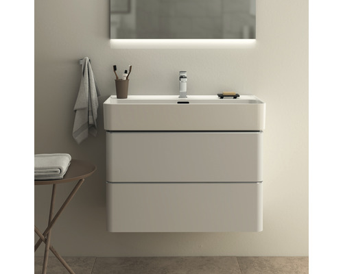 Skříňka pod umyvadlo se dvěma zásuvkami, baterie, zrcadlo a doplňky v koupelně