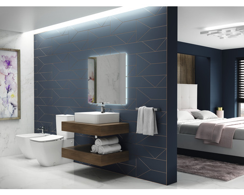 Koupelna s toaletou, bidetem, umyvadlem, zrcadlem a ložnice s postelí v pozadí