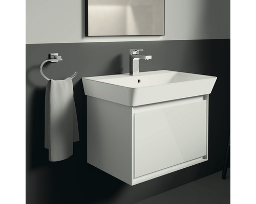 Umyvadlo se skříňkou, baterií a držákem na ručníky v koupelně