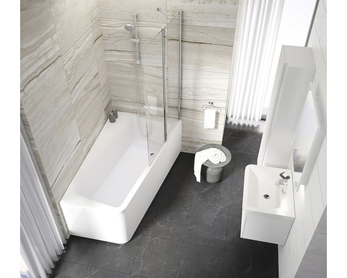 Světlá koupelna s vanou, sprchovou zástěnou, umyvadlem a zrcadlem