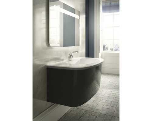 Koupelna s umyvadlovou skříňkou, umyvadlem, zrcadlem a osvětlením