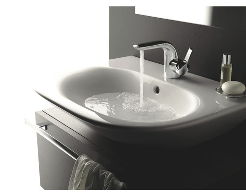 Umyvadlo s baterií a tekoucí vodou v koupelně