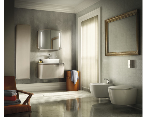 Světlá koupelna s umyvadlem, zrcadlem, toaletou a bidetem