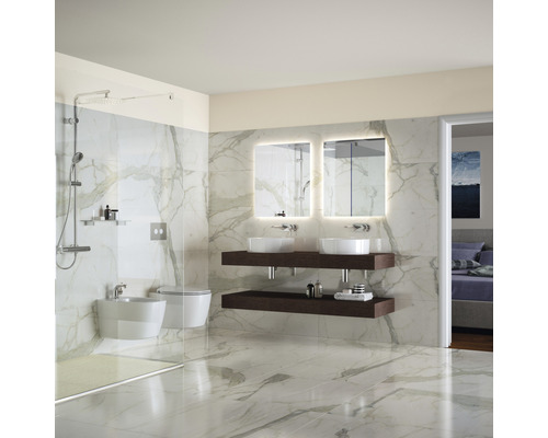 Světlá koupelna se sprchou, toaletou, bidetem, umyvadly a osvětlenými zrcadly.