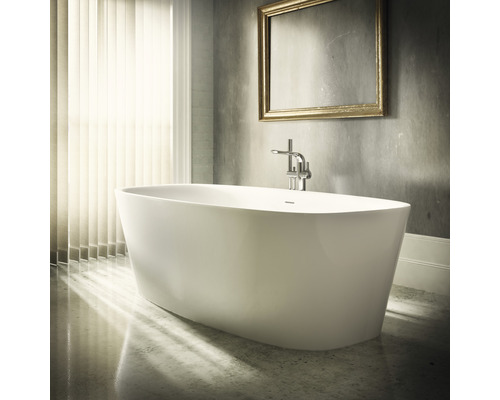 Volně stojící vana s armaturou v koupelně