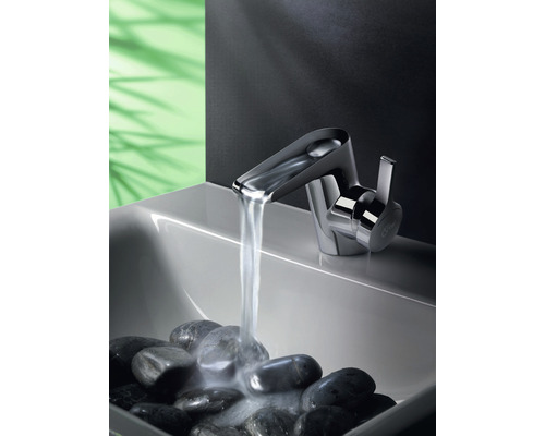 Vodovodní kohoutek s tekoucí vodou v umyvadle