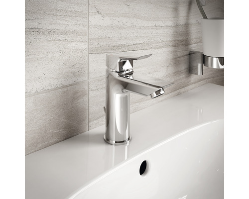 Lesklá umyvadlová baterie na bílém umyvadle