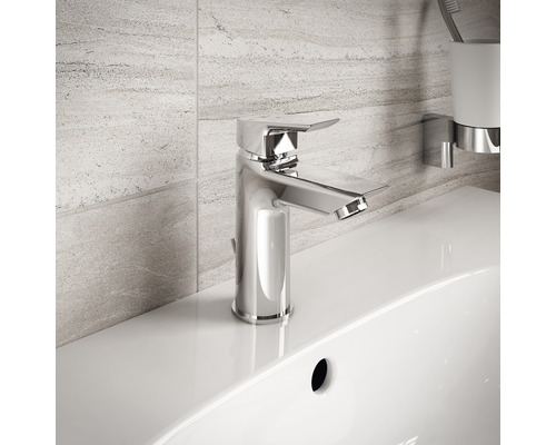 Umyvadlová baterie z kovu na umyvadle v koupelně